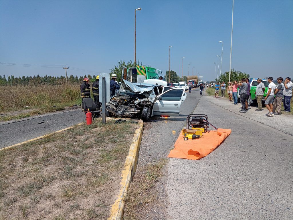 Impactante accidente en la ruta 215: un hombre quedó atrapado y tuvo que ser rescatado por los bomberos 2