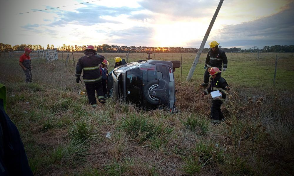 ¡Otra vez la ruta 215! Volcó un auto a la altura de Brandsen y hay al ...