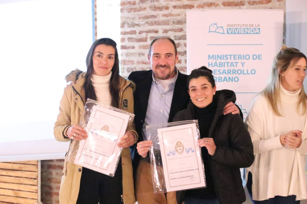 Álvarez encabezó la entrega de 39 viviendas y 153 escrituras en General Paz 3