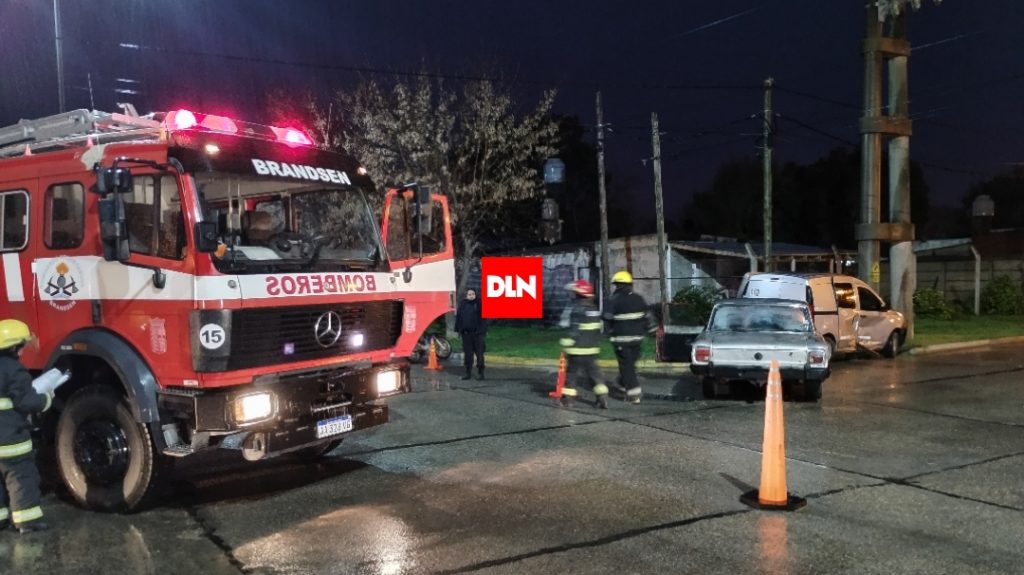 Fuerte accidente entre dos vehículos en Brandsen deja a una mujer herida 2