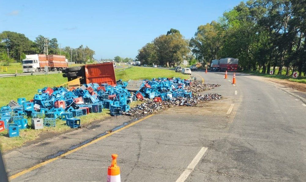 Accidente en la Ruta 2: Un camión que llevaba cervezas volcó y derramó toda su carga 7