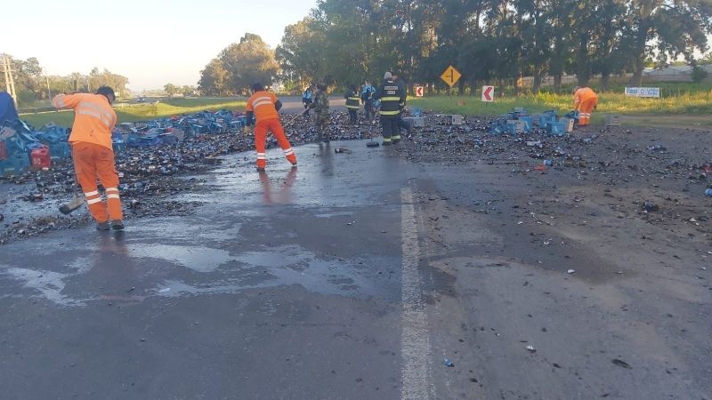 Accidente en la Ruta 2: Un camión que llevaba cervezas volcó y derramó toda su carga 6