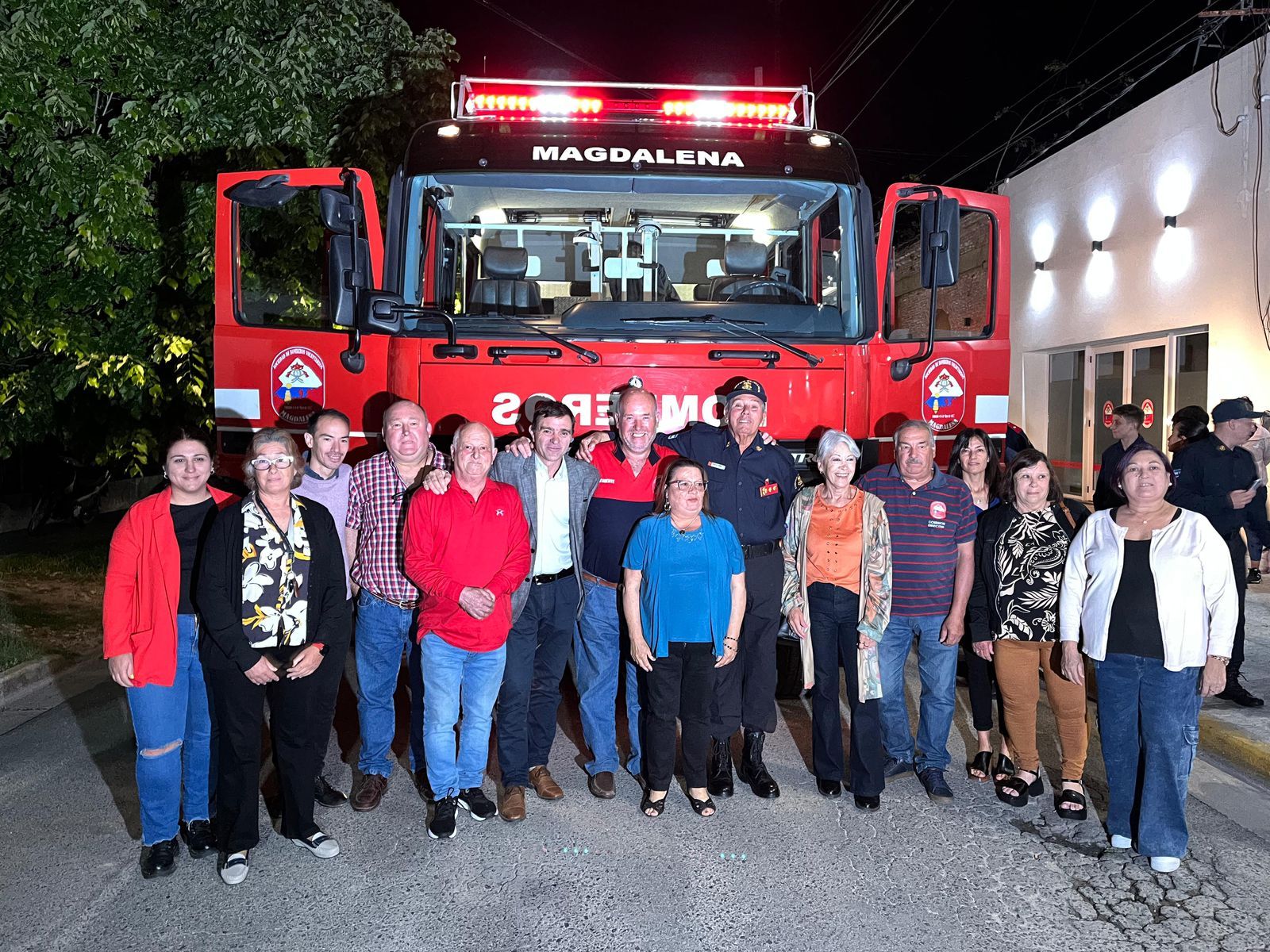 La emoción de los integrantes de Bomberos al recibir la nueva unidad