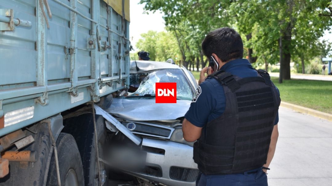 Fuerte choque en Brandsen: un auto quedó incrustado contra un camión en la Ruta 29 4