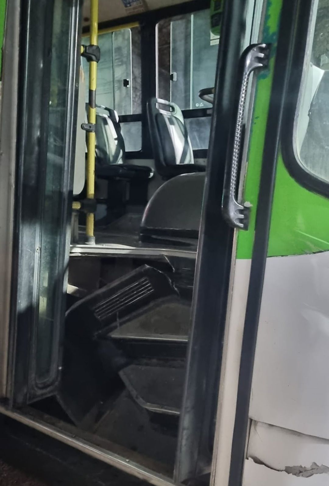 Florencio Varela: un hombre se cayó de un colectivo y murió aplastado por la rueda 4