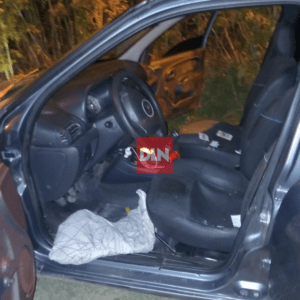 El interior del auto en el que se movilizaban los delincuentes