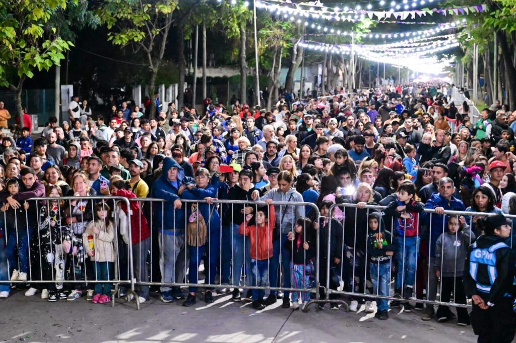 Cientos de vecinos disfrutaron el carnaval