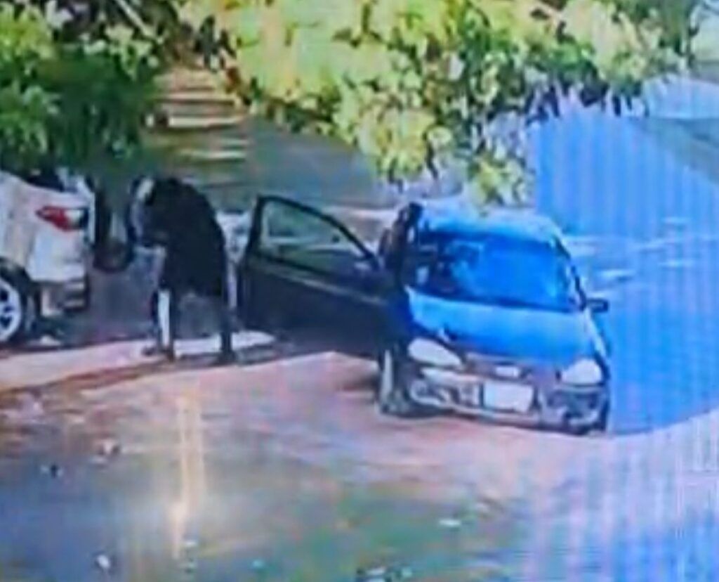 El delincuente siendo captado por el Centro de Monitoreo mientras cometía uno de los robos