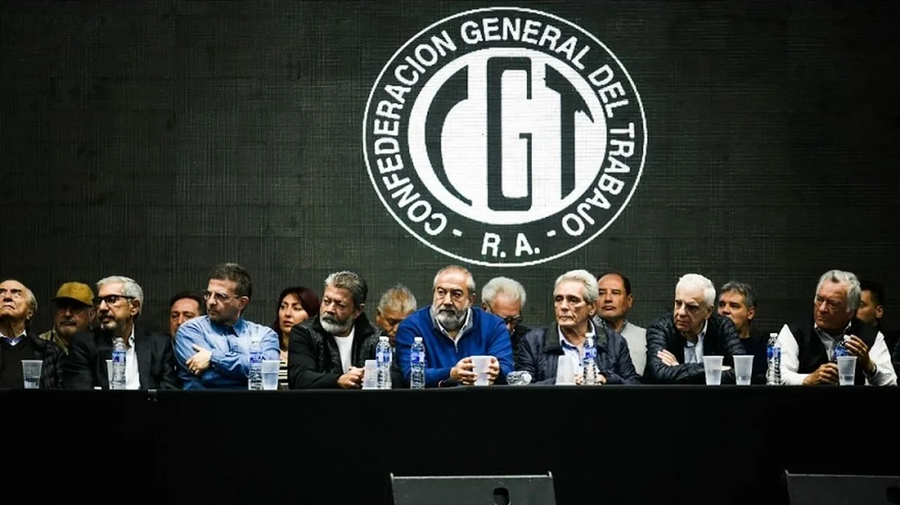 La CGT va a la Justicia para detener el DNU de Milei que limita el ...