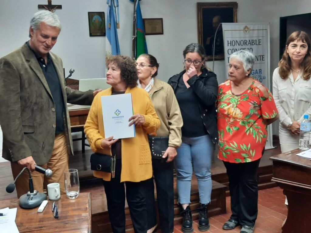 Emotivo homenaje en el HCD: Brandsen reconoció a Mercedes Sánchez y a Peña Huella 4